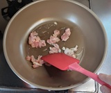鶏肉を炒める