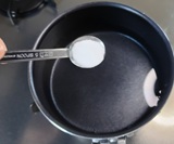 鍋に水を熱し塩を入れる
