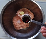 鶏ひき肉に調味料としょうがを混ぜる