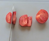 ヘタを取り縦に置いたら1cm厚さに切る