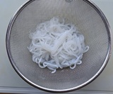 しらたきは洗って水気を切る