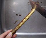 ごぼうを包丁の背で皮をむく