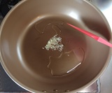 にんにくを炒める