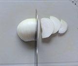 玉ねぎを薄切りにする