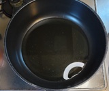 鍋に多目の油（1cm深さ程度）を入れる