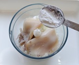 いかと片栗粉を入れる