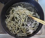 もやしをゆでる
