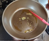 しょうがを炒める