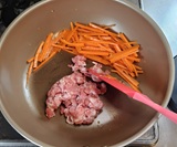 豚肉を加える