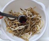 下味のしょうゆをする
