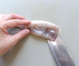胴の袋状に包丁の刃を入れる