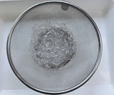 ザルにあげて水洗いしたら水気を切る