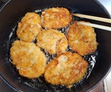 ひっくり返して逆側も揚げる