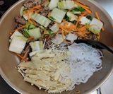 野菜を端に寄せてえのきとしらたきを入れる