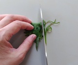大葉を二つ折りにして端から2mm幅