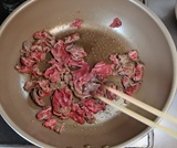 牛肉を炒める