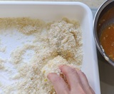 卵液にくぐらせパン粉をまぶす