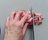 豚バラ肉は1cm幅に切る