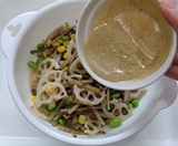 ごまドレッシングを入れる