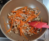 豚肉をほぐしながら炒める
