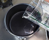 鍋に水を入れ熱する