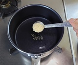 鶏ガラスープ顆粒を加える