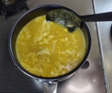 大きく混ぜて卵を散らす