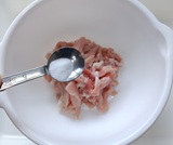 ボウルに豚肉を入れ塩を加える