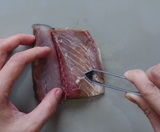 こちらもハラミの骨を取る