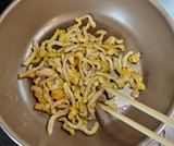 焼いている面をひっくり返して全体が白くなればOK