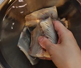 水の中でぬめりを取る