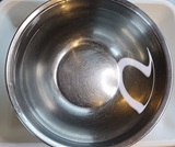 大きいボウルに水を用意