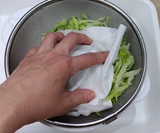 ザルにあげキッチンペーパーで水気を拭き取る