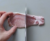 豚肉は横向きに置き半分長さで切る