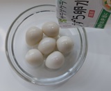 うずら卵水煮を洗う