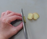 しょうがを薄切りにする