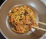 豚肉を入れる