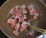 豚肉を入れる