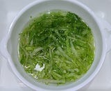 レタスの細切りを水にさらす