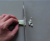 端から2mm幅に切りみじん切りにする