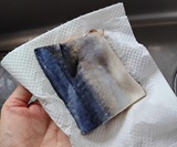 キッチンタオルで水気を拭く