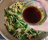 炒め調味料を入れる