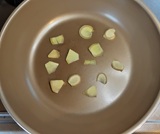 鍋にしょうがを並べる