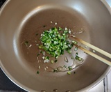 油を足して青ねぎを炒める
