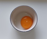 卵黄を器に取り出す