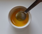 ツヤ出し用卵黄を水で溶く