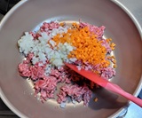 合いびき肉·玉ねぎ·人参を加える