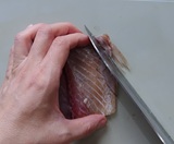 腹びれを切り取る