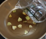 煮汁の水を加える