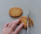さつまあげを7mm幅の細切りにする